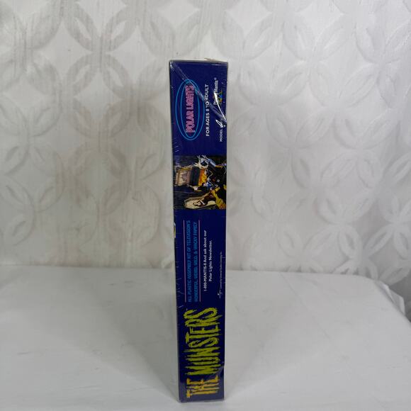 The Munsters Living Room Model kit Polar Lights Sealed New 1997 Playing Mantis - Picture 6 of 8